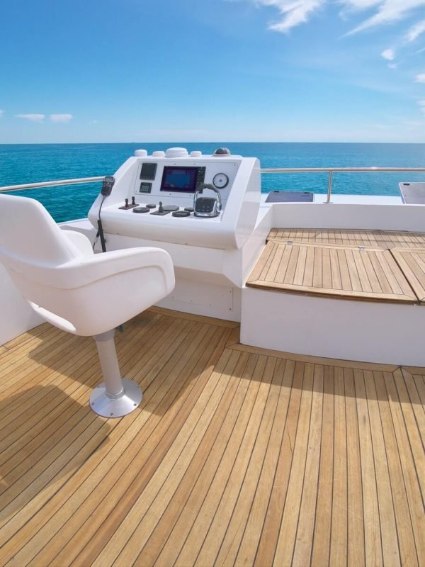 sea-and-yacht-flybridge-open-deck-modern-and-luxury-equipped-1-1.jpg